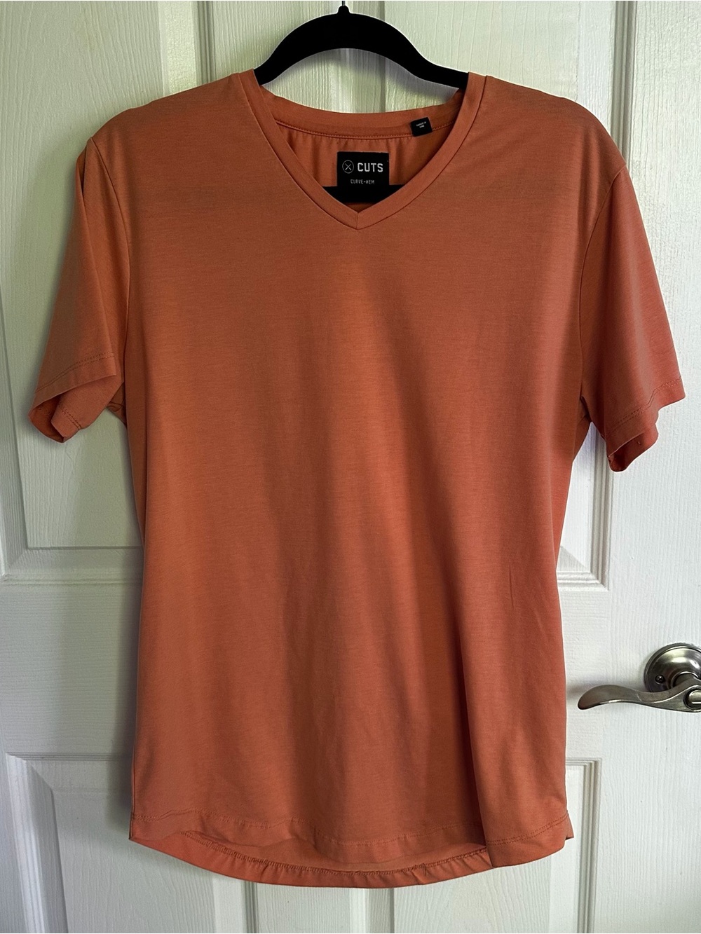 Cuts Clothing Men’s V‑Neck T‑Shirt in Terracotta Orange Curve Hem Activewear Top